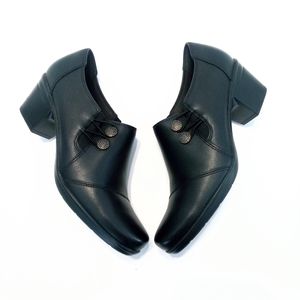 Clarks black leather comfy shoes with block heel!
